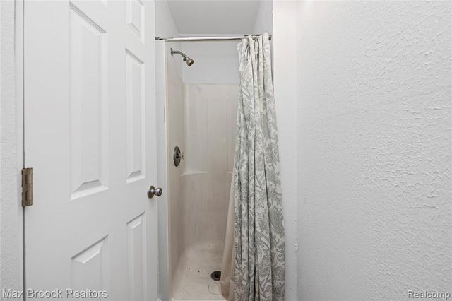 5186 Pinckney Road, Howell, MI 48843