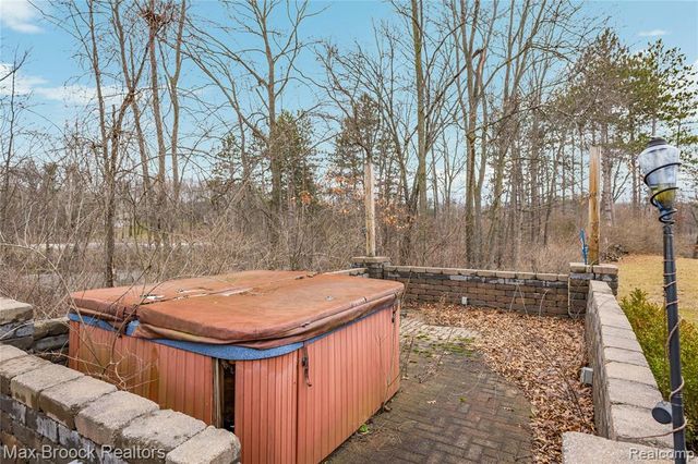 5186 Pinckney Road, Howell, MI 48843