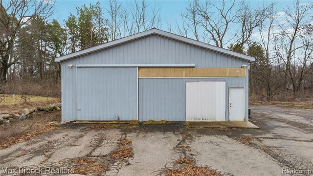 5186 Pinckney Road, Howell, MI 48843