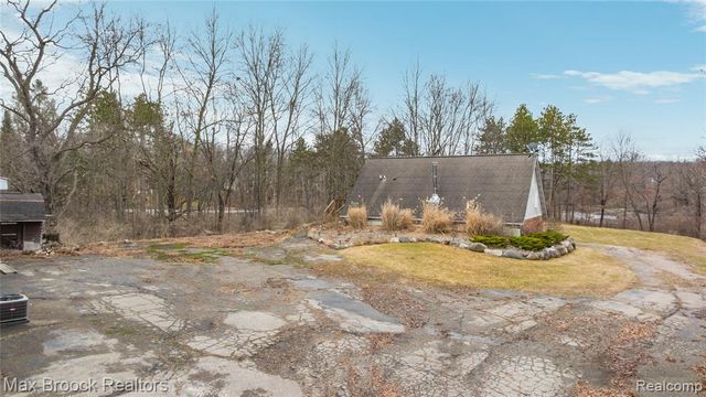 5186 Pinckney Road, Howell, MI 48843