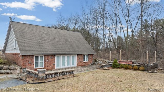 5186 Pinckney Road, Howell, MI 48843