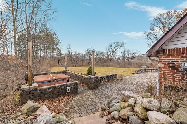 5186 Pinckney Road, Howell, MI 48843