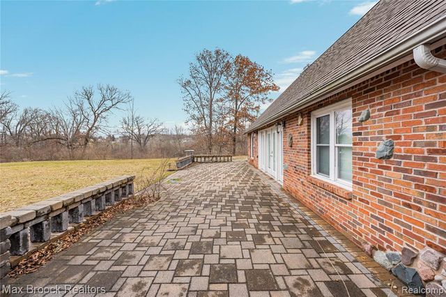 5186 Pinckney Road, Howell, MI 48843