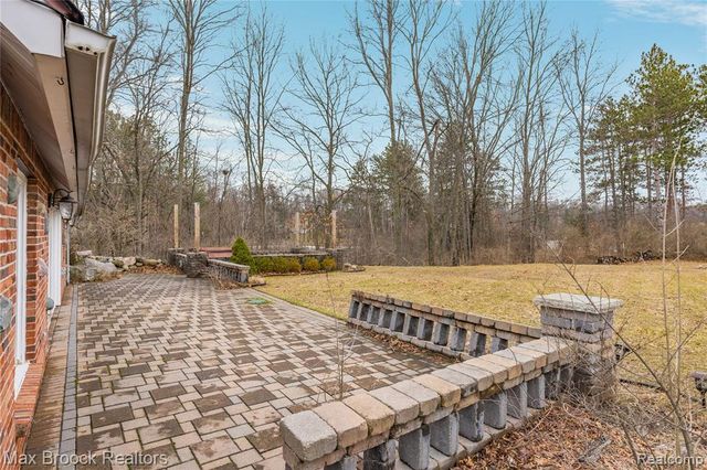 5186 Pinckney Road, Howell, MI 48843