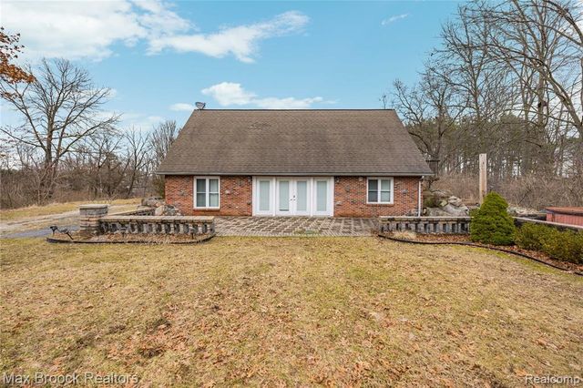 5186 Pinckney Road, Howell, MI 48843