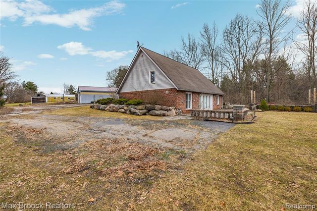 5186 Pinckney Road, Howell, MI 48843