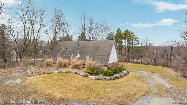 5186 Pinckney Road, Howell, MI 48843