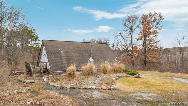 5186 Pinckney Road, Howell, MI 48843