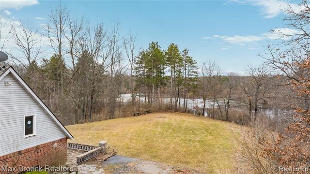 5186 Pinckney Road, Howell, MI 48843