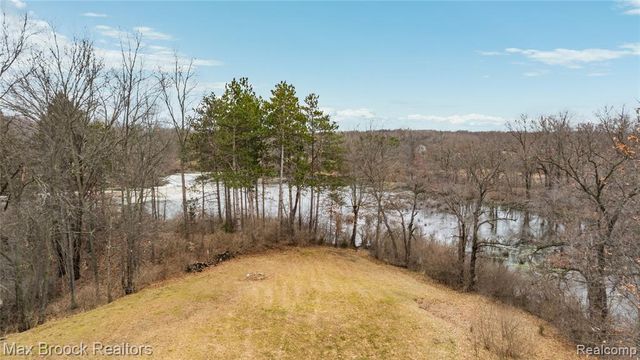 5186 Pinckney Road, Howell, MI 48843