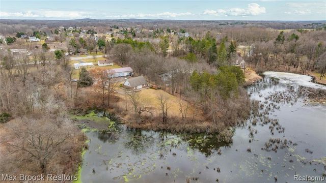 5186 Pinckney Road, Howell, MI 48843