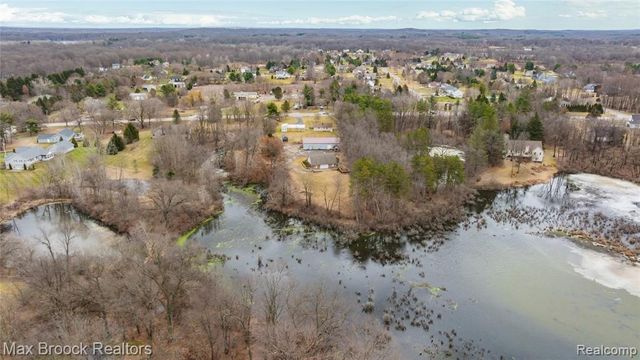 5186 Pinckney Road, Howell, MI 48843