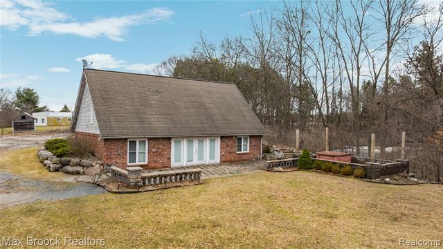 5186 Pinckney Road, Howell, MI 48843