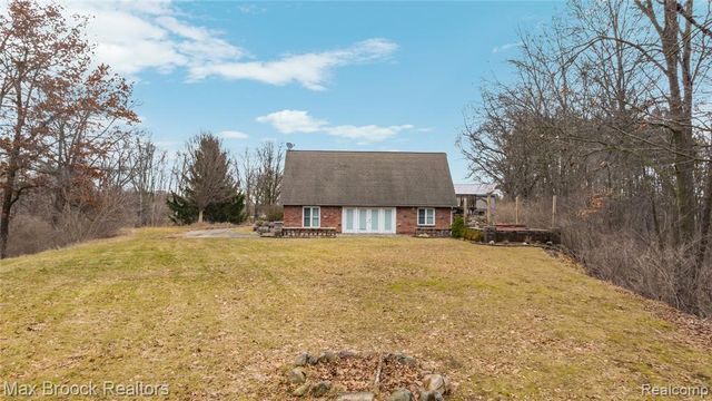 5186 Pinckney Road, Howell, MI 48843