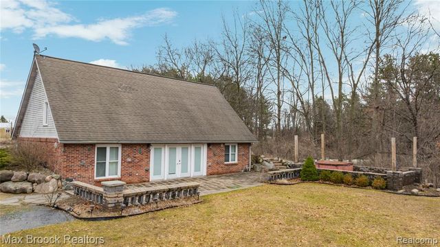 5186 Pinckney Road, Howell, MI 48843