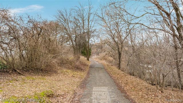 5186 Pinckney Road, Howell, MI 48843