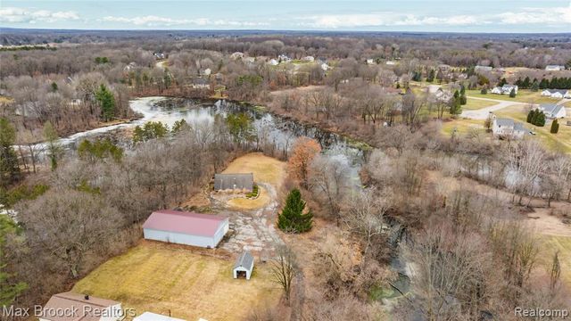 5186 Pinckney Road, Howell, MI 48843