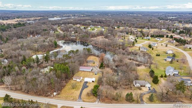 5186 Pinckney Road, Howell, MI 48843