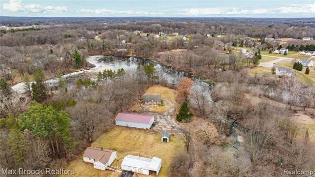 5186 Pinckney Road, Howell, MI 48843