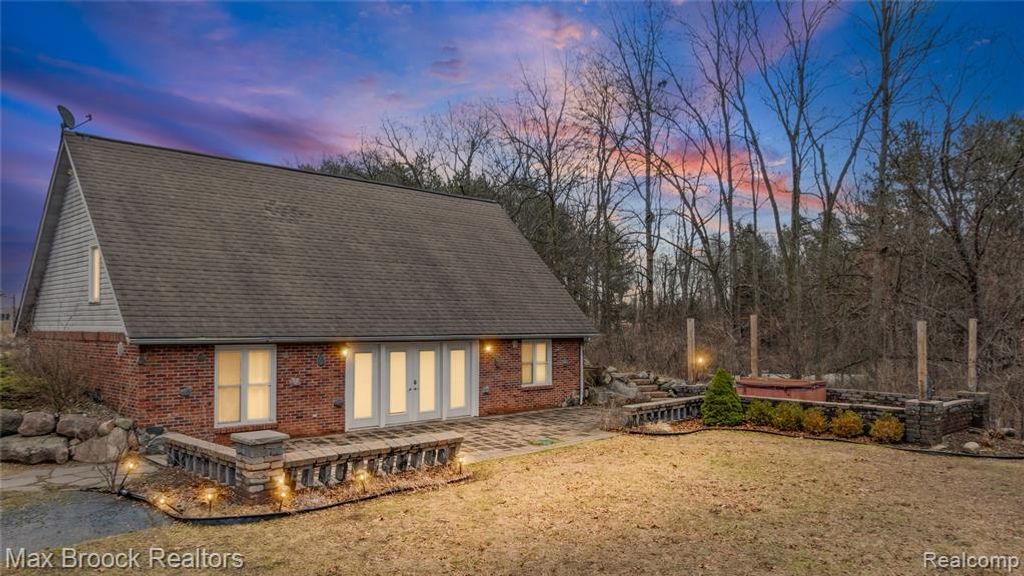 5186 Pinckney Road, Howell, MI 48843