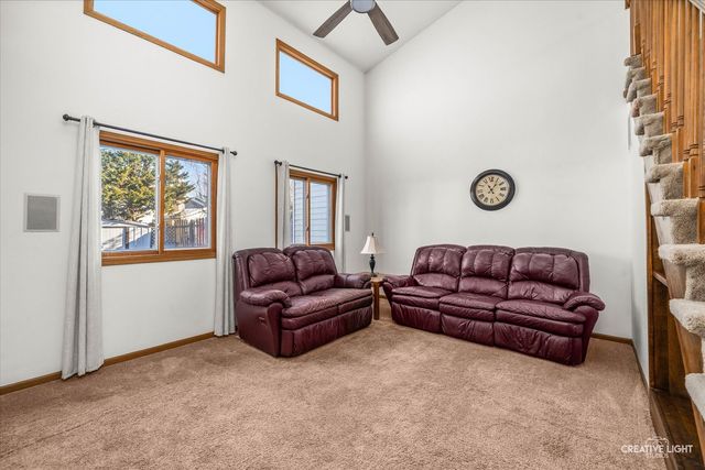 1524 S Pembroke Drive, South Elgin, IL 60177