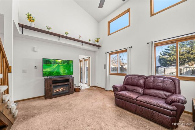 1524 S Pembroke Drive, South Elgin, IL 60177