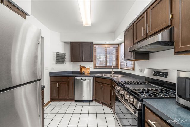 1524 S Pembroke Drive, South Elgin, IL 60177