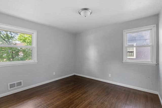 2168 Hawthorne Avenue E, Saint Paul, MN 55119