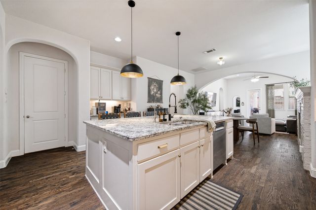 662 Thoroughbred Avenue, Frisco, TX 75036