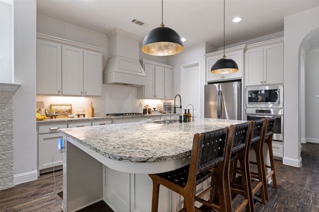 662 Thoroughbred Avenue, Frisco, TX 75036
