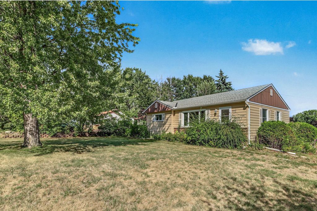3004 Bellaire Avenue, Maplewood, MN 55109