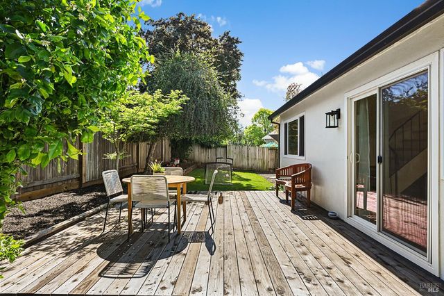 855 Garden Ct, Petaluma, CA 94954