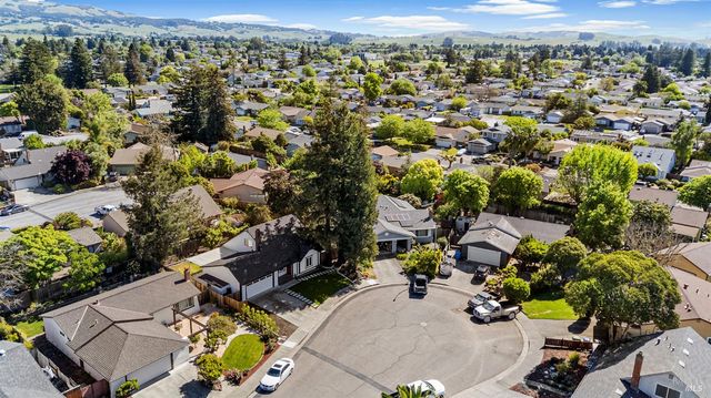 855 Garden Ct, Petaluma, CA 94954