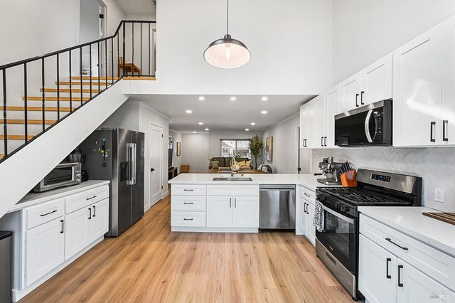 855 Garden Ct, Petaluma, CA 94954