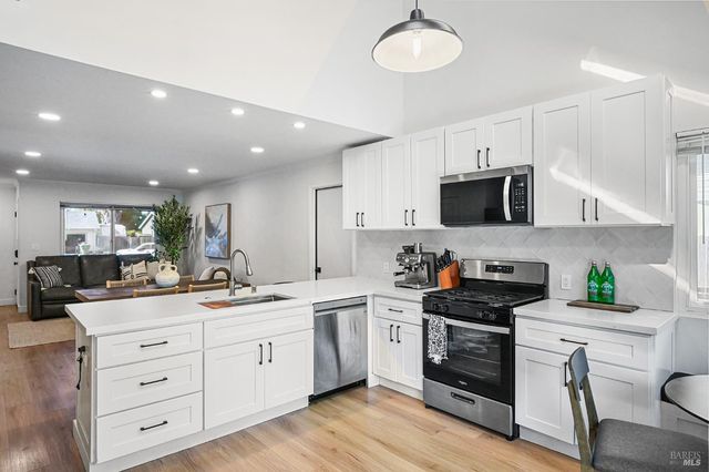 855 Garden Ct, Petaluma, CA 94954