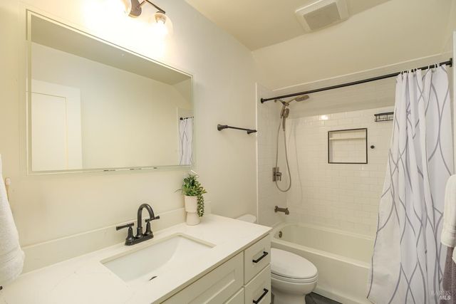 855 Garden Ct, Petaluma, CA 94954