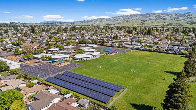 855 Garden Ct, Petaluma, CA 94954