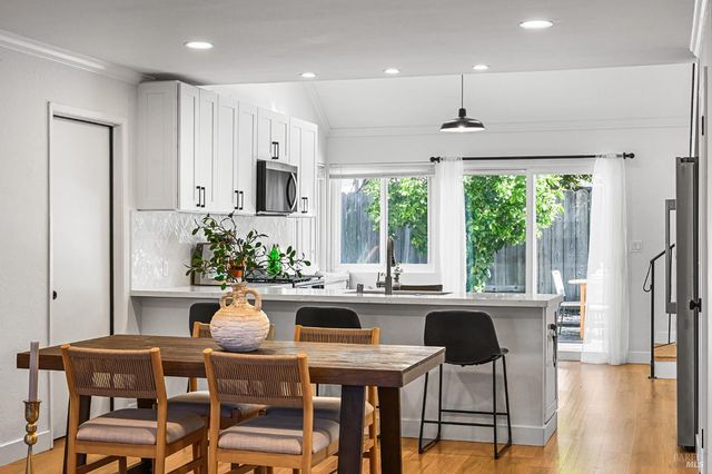 855 Garden Ct, Petaluma, CA 94954