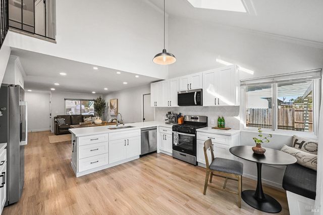 855 Garden Ct, Petaluma, CA 94954