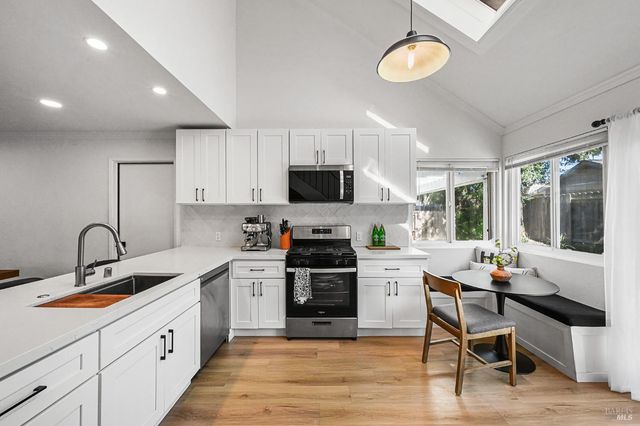 855 Garden Ct, Petaluma, CA 94954