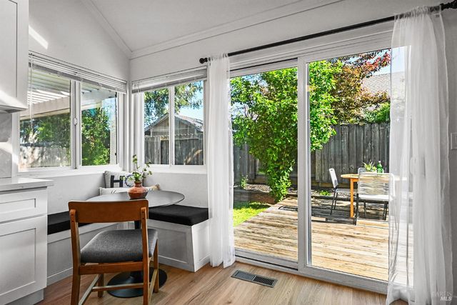 855 Garden Ct, Petaluma, CA 94954