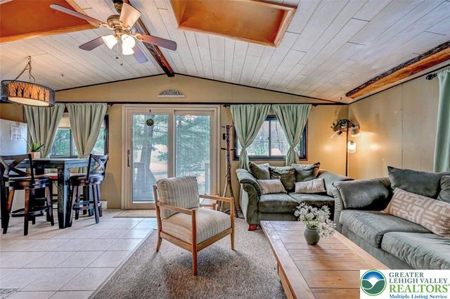 1543 Lake Lane, Tobyhanna Twp, PA 18347