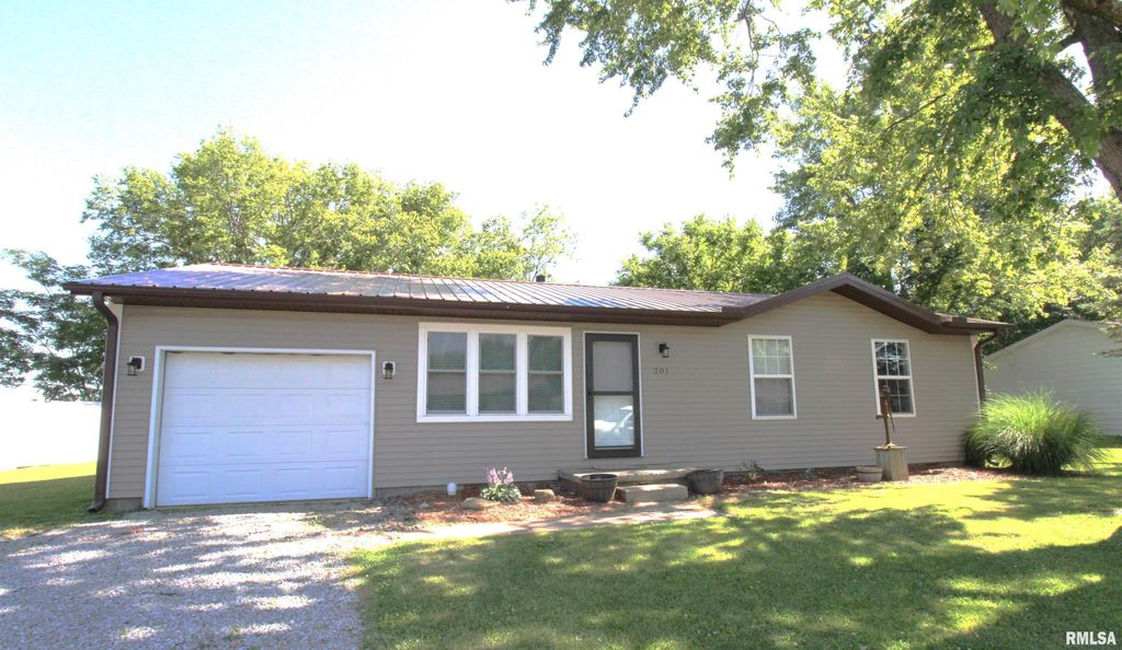 Image 1 of property listing at 201 WESTPORT Drive, Salem, IL 62881