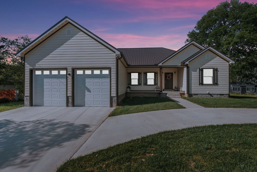 109 E Ward St, Centerville, TN 37033