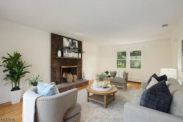 42 Ash Ln, Randolph Twp., NJ 07869