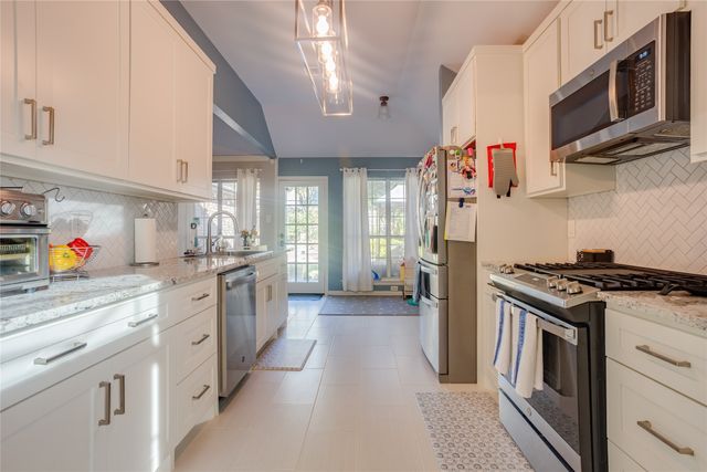 2221 Tiffany Glenn Court, Bedford, TX 76021