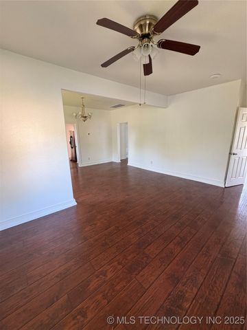 108 N Creek Avenue, Bartlesville, OK 74003