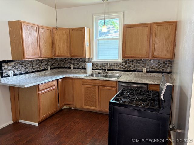 108 N Creek Avenue, Bartlesville, OK 74003