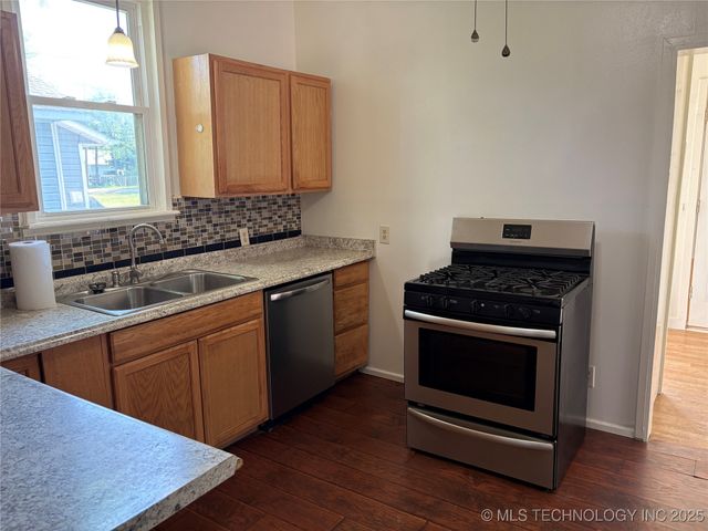 108 N Creek Avenue, Bartlesville, OK 74003