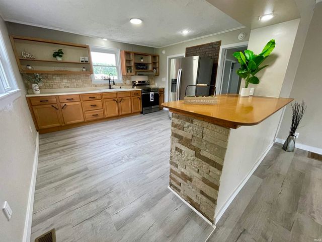 318 W 10th Street, Bicknell, IN 47512